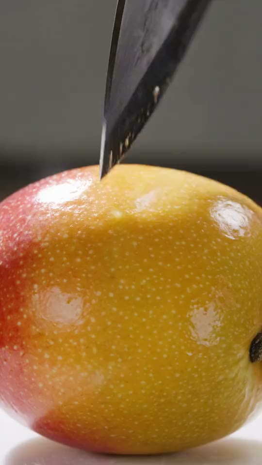 Eine reife Mango, aufgeschnitten, in Nahaufnahme