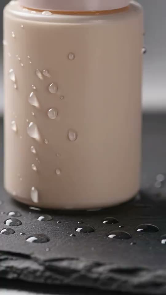 Wassertropfen auf einer Kosmetikflasche, in Nahaufnahme