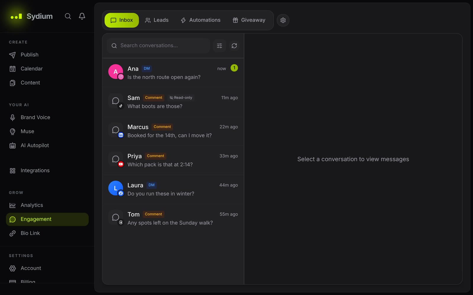 Der Sydium-Posteingang: Kommentare und Direktnachrichten von Instagram und Facebook in einer Liste, daneben ein geöffnetes Gespräch und eine Antwort, die geschrieben und gesendet wird.